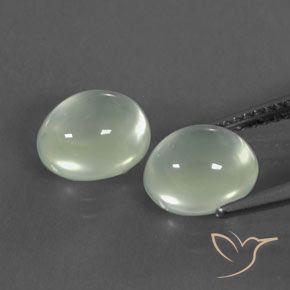 4.40カラットの天然緑がかった白プレナイト（8.5×7.3 mm・透明）
