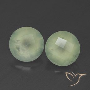 3.90カラットの天然Light Green プレナイト（7.86 mm・透明）