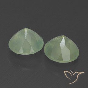 3.90カラットの天然Light Green プレナイト（7.86 mm・透明）