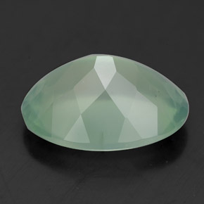 5.70カラットの天然グリーンプレナイト（13.8×10 mm・透明）