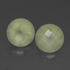 3.90カラットの天然Pale Pear Green プレナイト（7.88 mm・透明）
