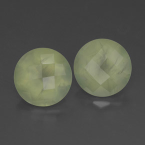 3.90カラットの天然Pale Pear Green プレナイト（7.88 mm・透明）
