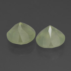 3.90カラットの天然Pale Pear Green プレナイト（7.88 mm・透明）