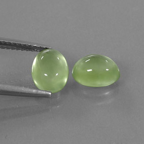 カラットの天然グリーンプレナイト（8.1×6 mm・透明）