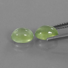 カラットの天然グリーンプレナイト（8.1×6 mm・透明）