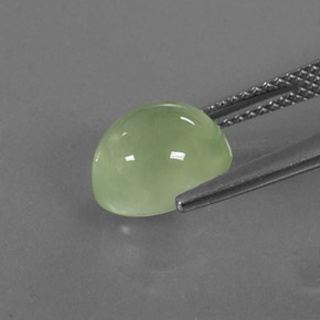 4.13カラットの天然グリーンプレナイト（9.8×8.8 mm・透明）