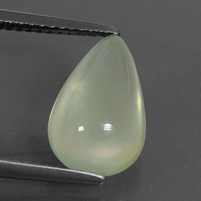 3.38カラットの天然グリーンプレナイト（12.6×8.2 mm・透明）