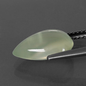 3.38カラットの天然グリーンプレナイト（12.6×8.2 mm・透明）