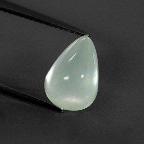 3.84カラットの天然グリーンプレナイト（11.9×8.2 mm・透明）