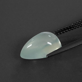 3.84カラットの天然グリーンプレナイト（11.9×8.2 mm・透明）