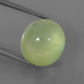 15.68カラットの天然グリーンプレナイト（14.8×13.5 mm・透明）