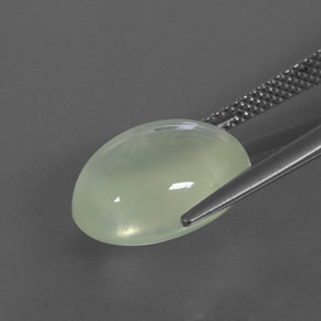 8.89カラットの天然グリーンプレナイト（14×11 mm・透明）