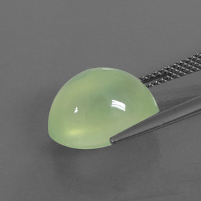 8.99カラットの天然グリーンプレナイト（13.6×10.7 mm・透明）