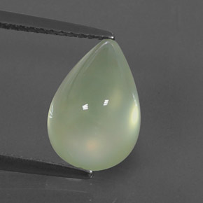 4.75カラットの天然グリーンプレナイト（11.8×8.1 mm・透明）
