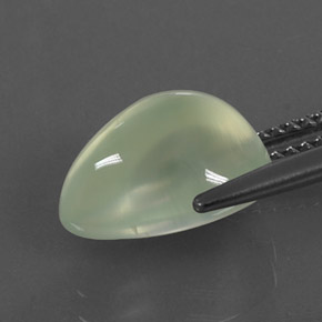 4.75カラットの天然グリーンプレナイト（11.8×8.1 mm・透明）