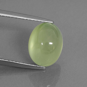 4.46カラットの天然Pale Pear Green プレナイト（10.5×8.1 mm・透明）