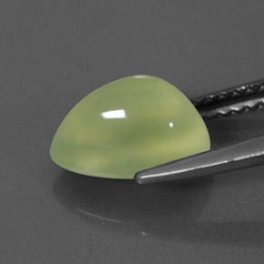2.38カラットの天然グリーンプレナイト（9.6×6.2 mm・透明）