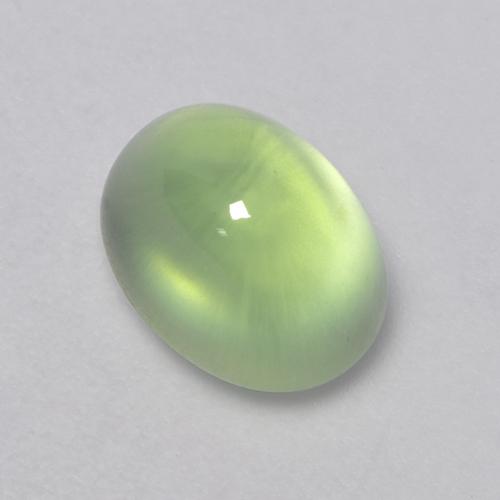 2.74カラットの天然ミディアムグリーンプレナイト（8.5×6.6 mm・オーバルカット）