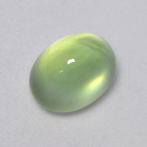 2.74カラットの天然ミディアムグリーンプレナイト（8.5×6.6 mm・オーバルカット）