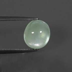 3.58カラットの天然グリーンプレナイト（8.9×7.8 mm・透明）