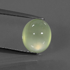 2.48カラットの天然グリーンプレナイト（8.4×7.3 mm・透明）