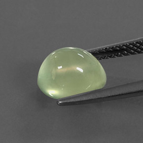 2.48カラットの天然グリーンプレナイト（8.4×7.3 mm・透明）