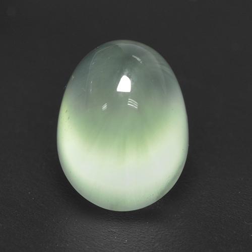 2.70カラットの天然Medium Green プレナイト（8.7×6.5 mm・オーバルカット）
