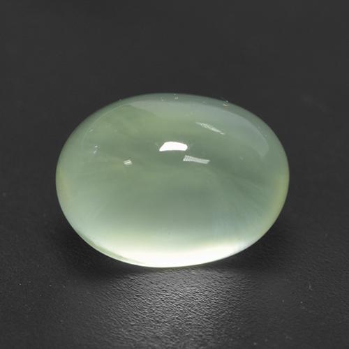2.70カラットの天然Medium Green プレナイト（8.7×6.5 mm・オーバルカット）