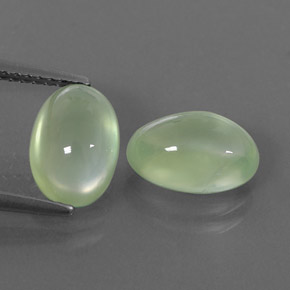 カラットの天然グリーンプレナイト（9.8×6.6 mm・透明）