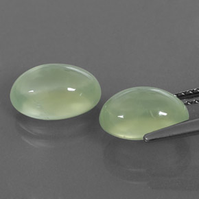 カラットの天然グリーンプレナイト（9.8×6.6 mm・透明）