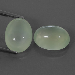 カラットの天然グリーンプレナイト（10.8×8.2 mm・透明）