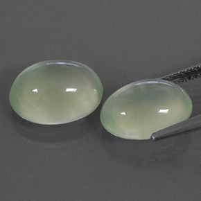 カラットの天然グリーンプレナイト（10.8×8.2 mm・透明）