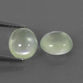 カラットの天然グリーンプレナイト（7.8×6.7 mm・透明）