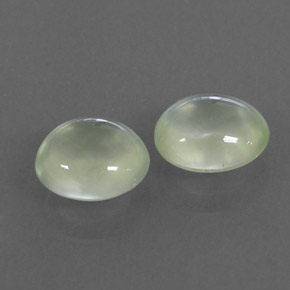 カラットの天然グリーンプレナイト（7.8×6.7 mm・透明）