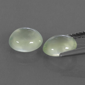 カラットの天然グリーンプレナイト（7.8×6.7 mm・透明）
