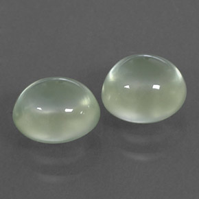 カラットの天然グリーンプレナイト（6.7×6 mm・透明）