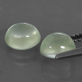カラットの天然グリーンプレナイト（6.7×6 mm・透明）