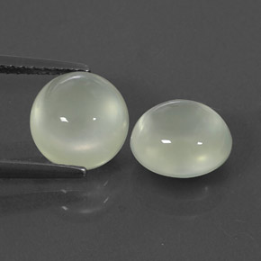 カラットの天然グリーンプレナイト（8.32 mm・透明）