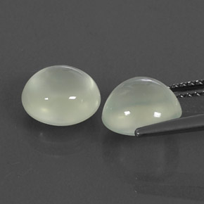 カラットの天然グリーンプレナイト（8.32 mm・透明）