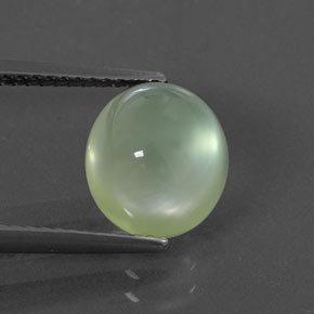 3.85カラットの天然グリーンプレナイト（9.8×8.6 mm・透明）