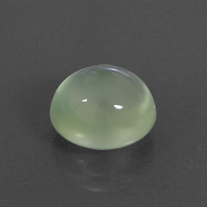 3.85カラットの天然グリーンプレナイト（9.8×8.6 mm・透明）