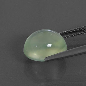 3.85カラットの天然グリーンプレナイト（9.8×8.6 mm・透明）