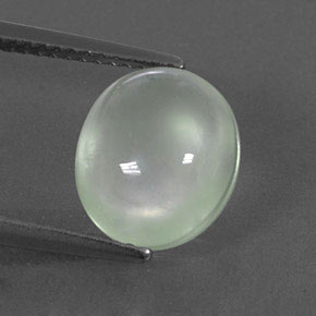 3.95カラットの天然グリーンプレナイト（10.8×9.3 mm・オーバルカット）