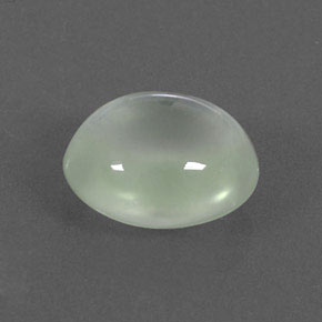 3.95カラットの天然グリーンプレナイト（10.8×9.3 mm・オーバルカット）