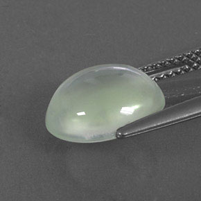 3.95カラットの天然グリーンプレナイト（10.8×9.3 mm・オーバルカット）