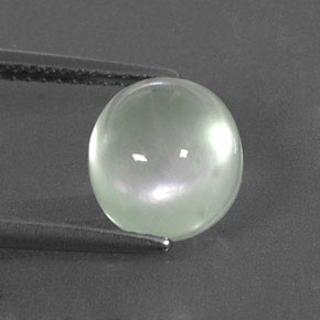 3.53カラットの天然グリーンプレナイト（9.4×8.4 mm・オーバルカット）