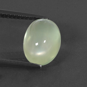 3.09カラットの天然グリーンプレナイト（10.2×7.6 mm・透明）