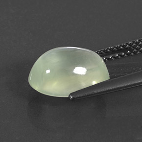 3.09カラットの天然グリーンプレナイト（10.2×7.6 mm・透明）