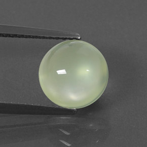 2.99カラットの天然グリーンプレナイト（8.77 mm・透明）