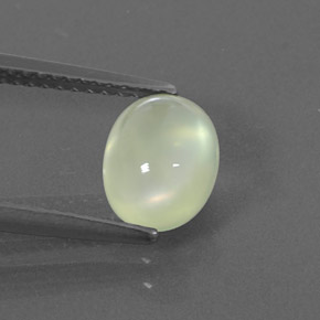 1.68カラットの天然Medium Green プレナイト（8.3×6.5 mm・透明）